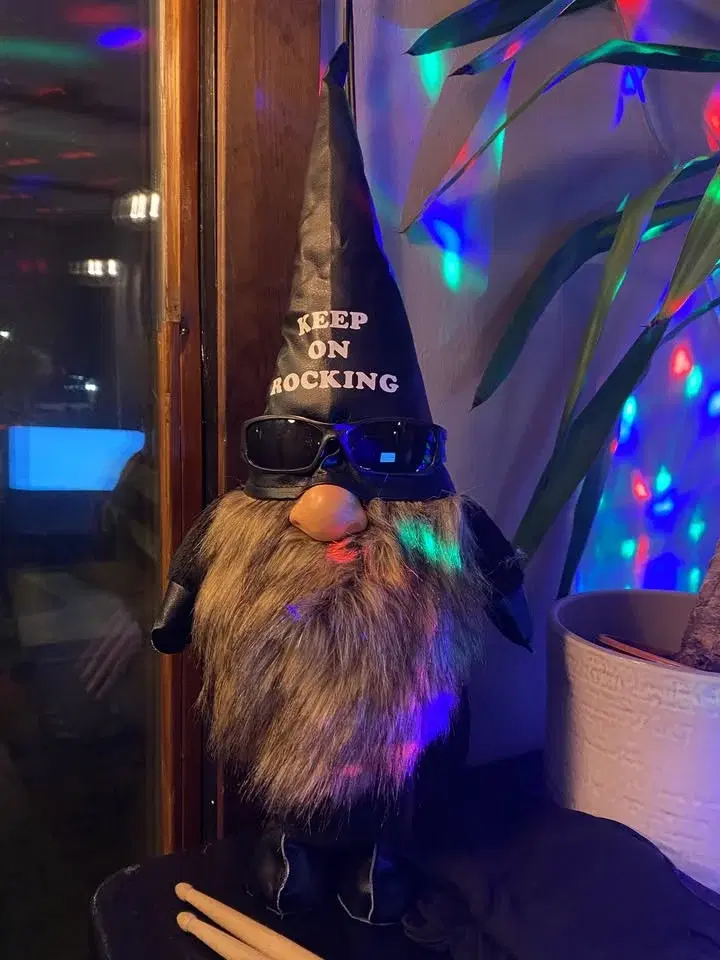 TRENDERs blåser på 🎶🎸🎤🎹 i Skepparns bar, Uddevalla! Å du ………”always keep on rockin!!”