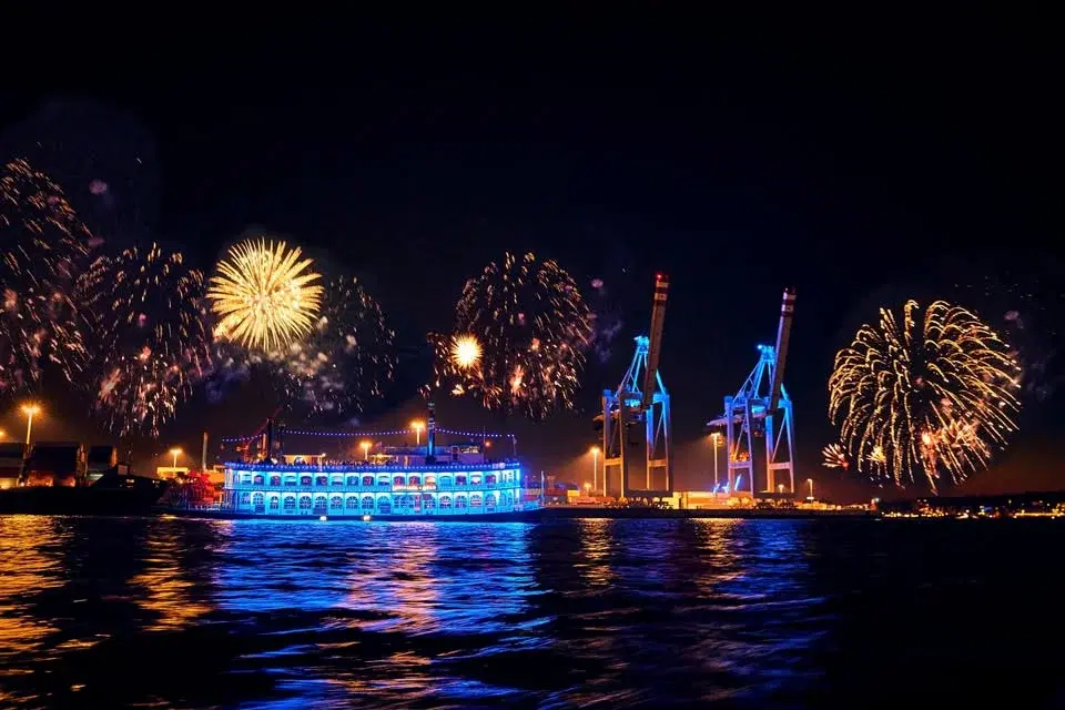 837. Hamburger Hafengeburtstag | Feuerwerksfahrt auf der Louisiana Star