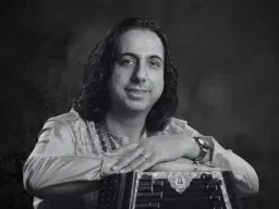 Pt. Abhay Rustum Sopori – Varázslatos Szantúr