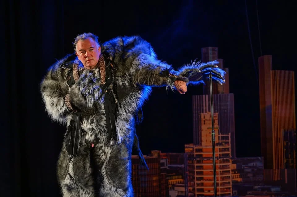 STEWART LEE vs THE MAN-WULF