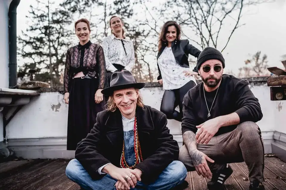 Molden und Seiler ft. Das Frauenorchester