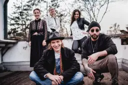 Molden und Seiler ft. Das Frauenorchester