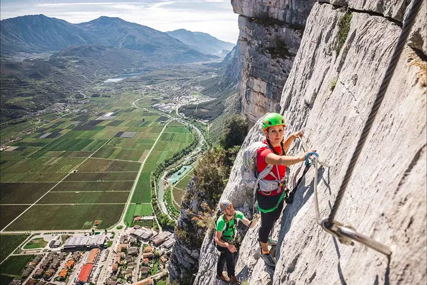 Haladó via ferrata túra a Garda-tónál - Kalandnyaralás havas hegycsúcsok és pálmafák vidékén