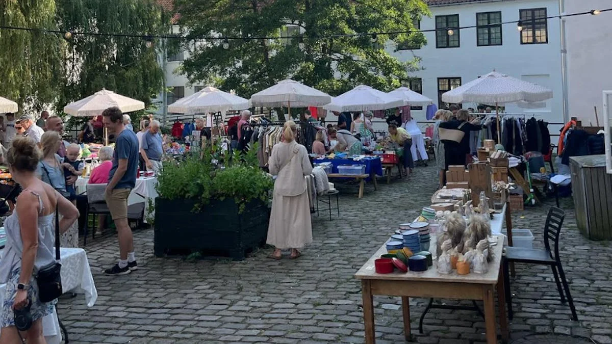 Book en loppestand på Brede Høker – sælg dit loppeguld