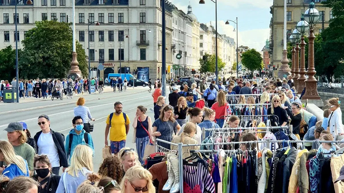 LOPPELINDA på DRONNING LOUISES BRO - Aug Marked!