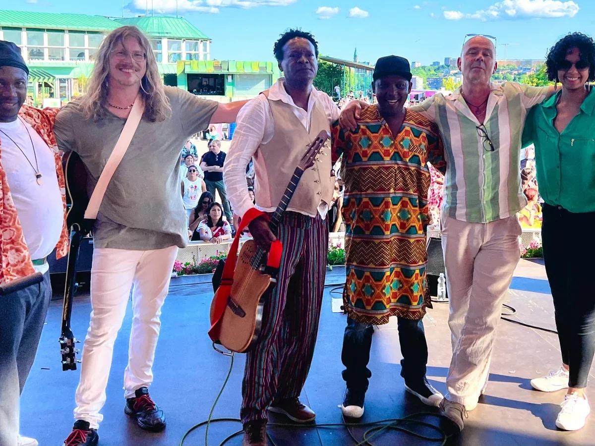 GIL FELIX BAND 🎶🌞 Livlig konsert med brasilianska rytmer på Sergels torg