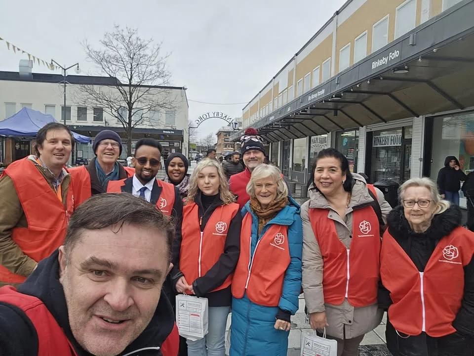 Dörrknackning och flygbladsudelning Rinkeby torget