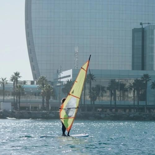 Barcelona: Clase guiada de windsurf (Barcelona) Tickets
