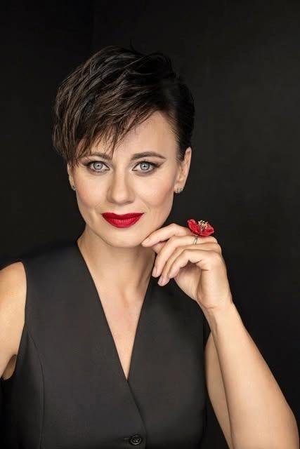 DÁŠA ZÁZVŮKOVÁ ZPÍVÁ HANU HEGEROVOU
