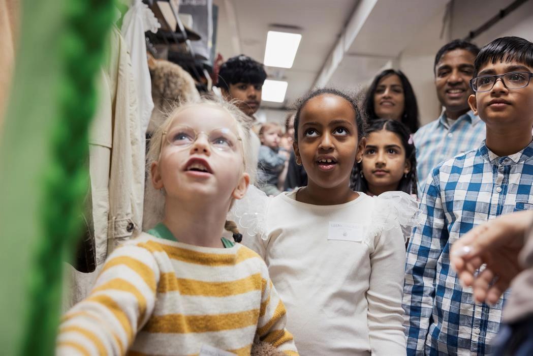 Children's tour of the National Theatre (No.)