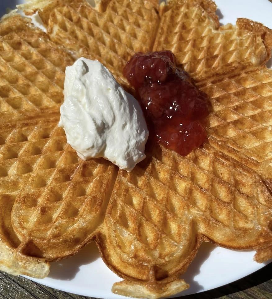 Våffelcafé i Adolfsbergs kyrka - tisdagar hela sommaren
