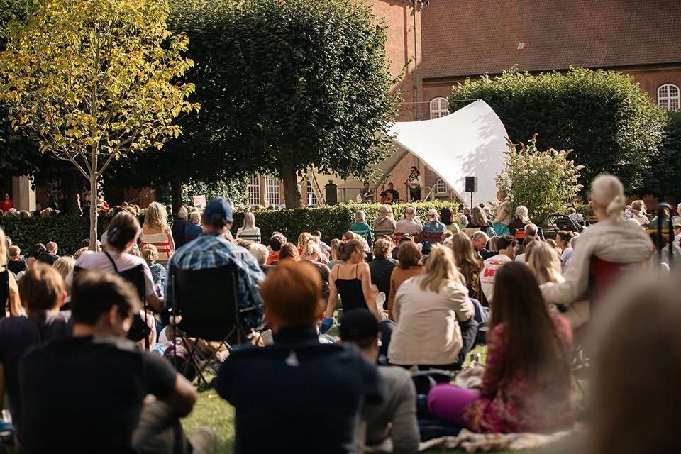 Bibliotekshaven LIVE - Musik og lyrik under åben himmel ☀️ FRI ENTRÉ
