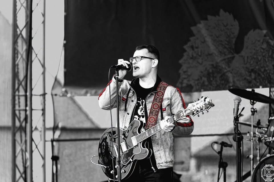 BUSKING NA ZAHRÁDCE: Bob Rathan