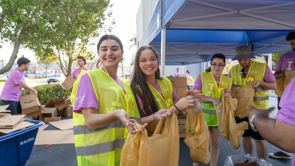 Distribución de Comida, Mochilas y más!