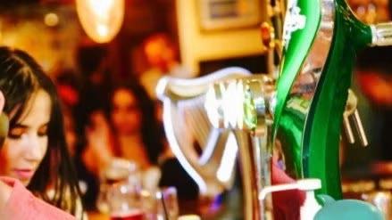 Apéro avec des internationaux dans un bar connu !!