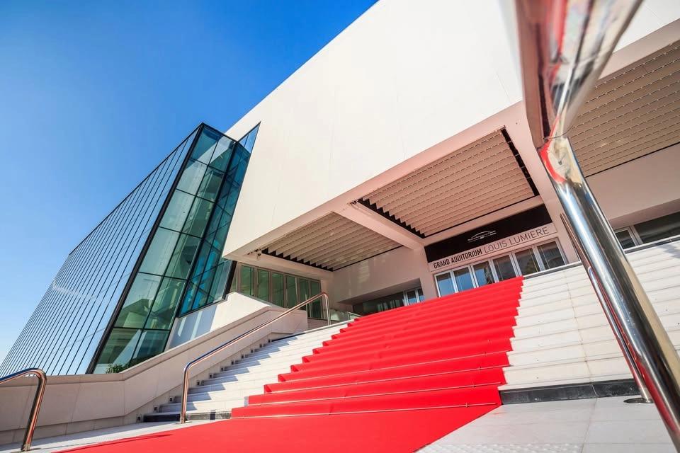 Guided tour in English of the Palais des Festivals : “At the Heart of the Legend” 🎬
