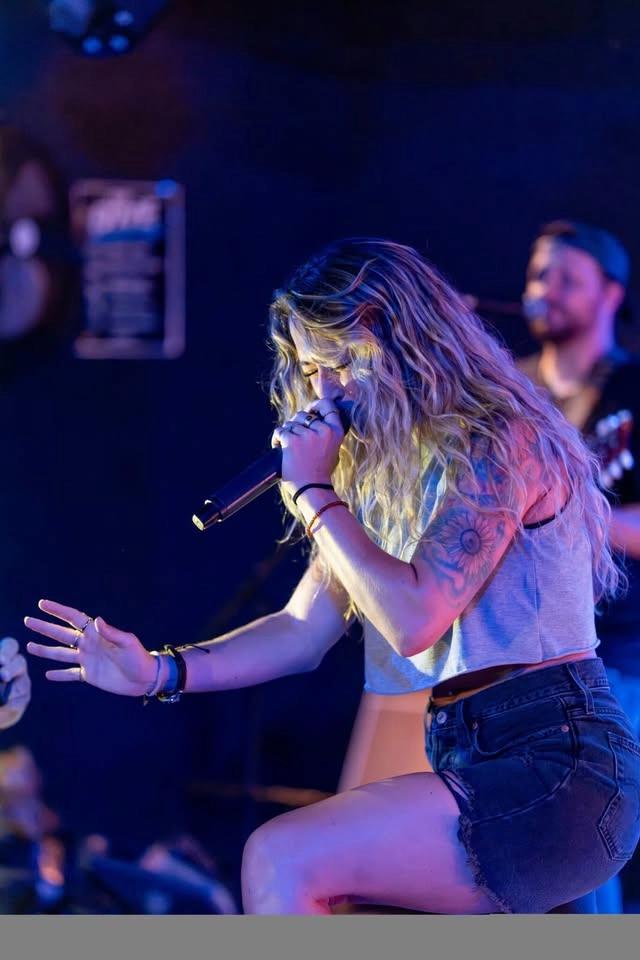**DEBUT LIVE @ Grace O’Malleys