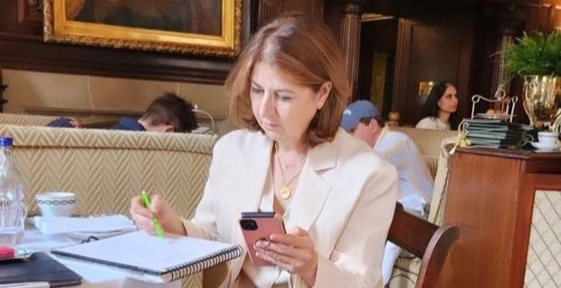 Resident Artist Shelley Levy Portrait Experience