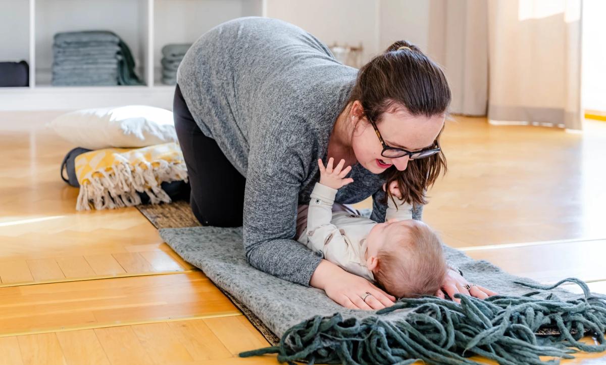 Yoga med din bebis med Infinite Mama