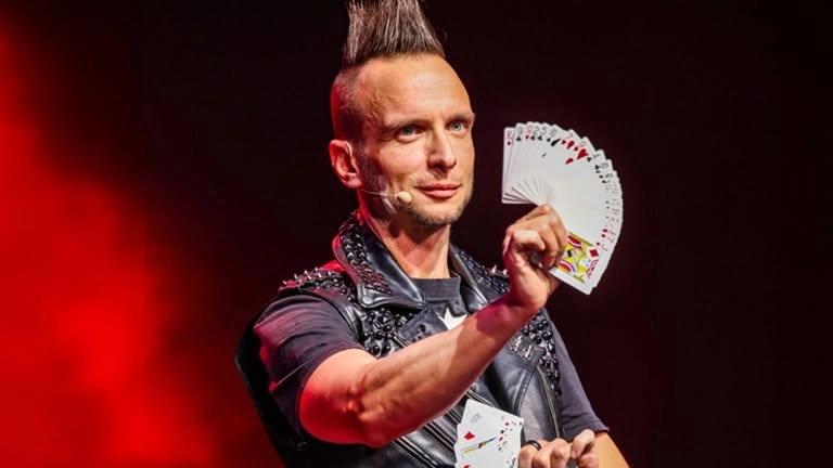Illusionist Leon Etienne