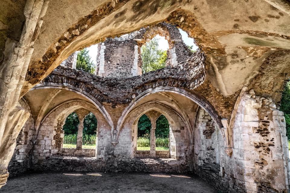 HIKE 20km Abbeys, Woodlands, Witches Caves & Country Houses of River Wey