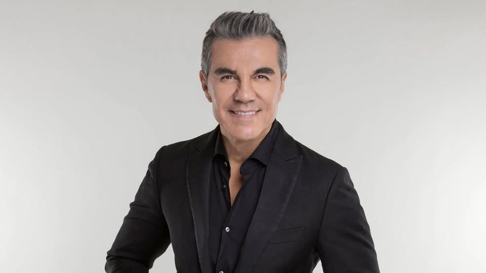 Adrian Uribe: 50 y Pico Tour