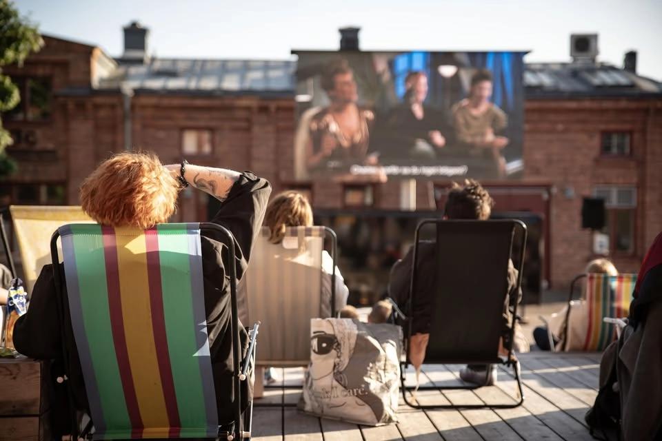 Utomhusfilm på Skyltens innergård